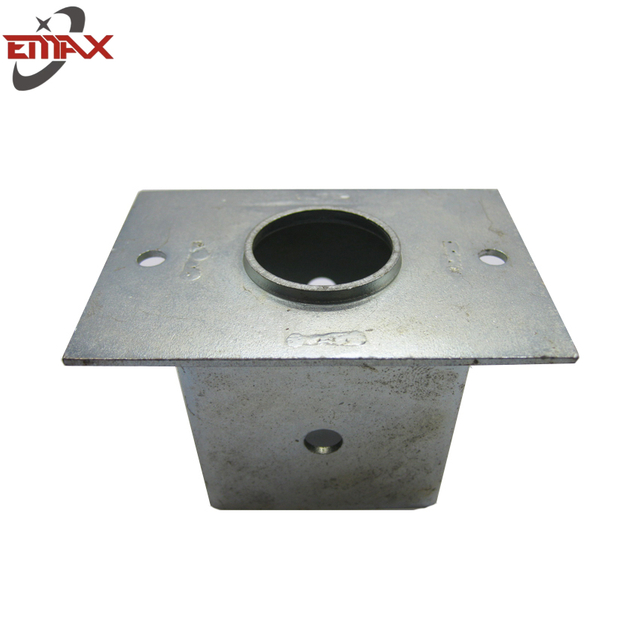 안전한 설치 및 지지를 위한 볼트가 있는 금속 접지 극 베이스 플레이트