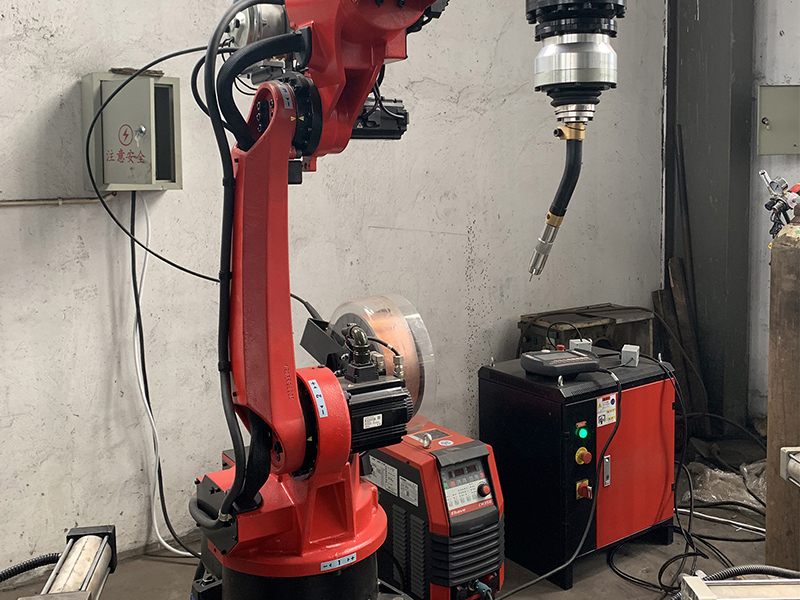 L'introduzione del robot di saldatura in Emax rappresenta la rivoluzione imprenditoriale cinese nell'industria